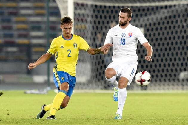 (SWE) Linus Wahlqvist, Slovakiens Pavol Safranko - Testspiel - Schweden - Slowakei - Nationalteam - 12 januar 2017, Abu Dhabi.  Copyright: NIKLASxLARSSON BB170112NL017