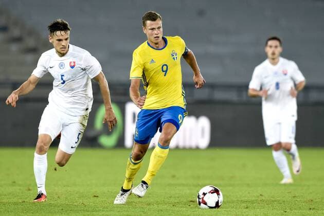 Slovakiens Tomas Huk, Viktor Claesson - Testspiel - Schweden - Slowenien - - Nationalteam Testspiel - 12 januar 2017, Abu Dhabi.  Copyright: NIKLASxLARSSON BB170112NL050