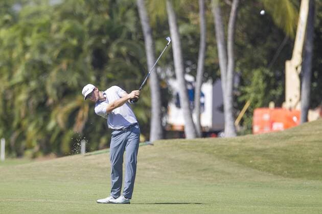 January 12, 2017 - Honolulu, Hawaii: Morgan Hoffmann hits his approach from the fairway during the first round of the Sony Open at Waialae Country Club in Honolulu, Hawaii. PGA Golf Herren Golf 2017: Sony Open JAN12 - ZUMAc04_ 20170112_zaf_c04_105