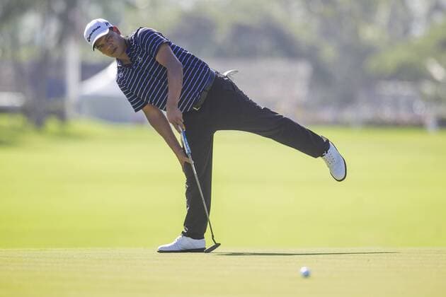 January 12, 2017 - Honolulu, Hawaii: Fabian Gomez watches his putt on the 10th hole during the first round of the Sony Open at Waialae Country Club in Honolulu, Hawaii. PGA Golf Herren Golf 2017: Sony Open JAN12 - ZUMAc04_ 20170112_zaf_c04_153