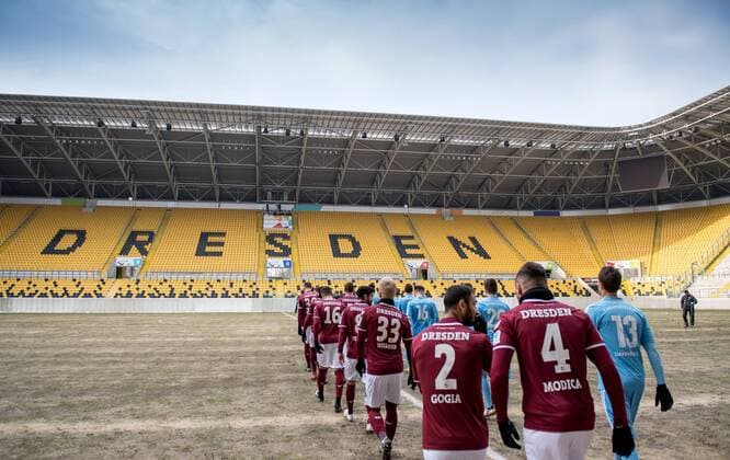 11. Januar 2017: Dresden, Fussball Testspiel: SG Dynamo Dresden - Chemnitzer FC: Die Spieler betreten vor leeren Raengen des Stadion.