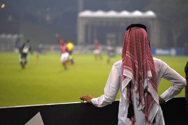 10.01.2017, Fussball 1.Bundesliga 2016 2017, FC Bayern München Wintertrainingslager in Doha (Katar). Testspiel auf dem Trainingsplatz der Aspire Academy bei Doha, FC Bayern München - KAS Eupen, Zuschauer im traditionellen Gewand Thawb am Spielfeldrand. 