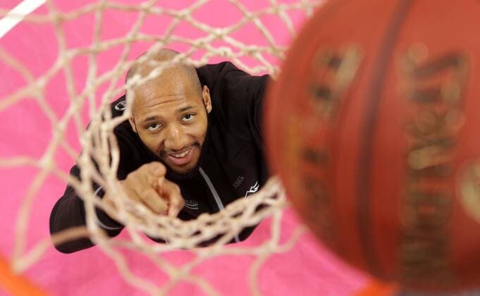 Kenneth Horton Telekom Baskets Bonn , am Korb Foto: Jörn Wolter MR:N