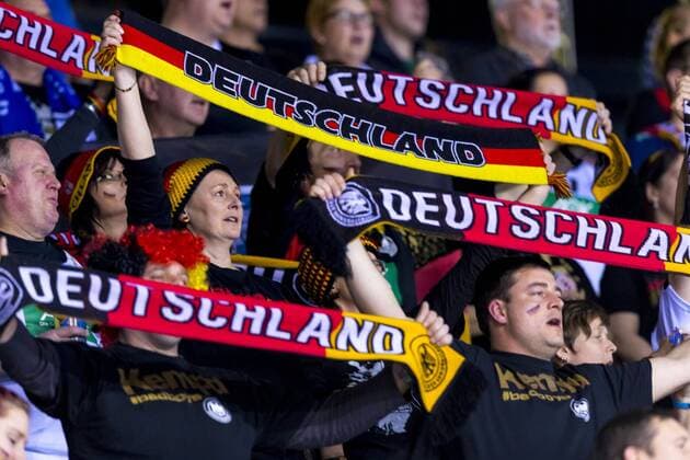Deutsche Fans halten Schals in die Luft. Deutschland vs. Ungarn, Preliminary Round, 25th IHF Mens World Championship WM Weltmeisterschaft Handball, 13.01.17 Rouen Seine-Maritime France Kindarena Copyright: xAgentur54Gradx xFelixxKoenigx