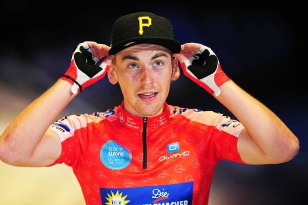 Theo REINHARDT (GER) gewinnt das Ausscheidungsfahren am 2 Renntag beim Bremer Sechstagenrennen - Aktion - Rennszene - QUerformat - quer - horizontal - Event Veranstaltung: 53. Sixdays Bremen - Bremer Sechstagerennen 2017 - 2.Tag - 2.Nacht - Location Ort: Ö?VB Arena Bremen - Deutschland Spanien - Europa Europa - Date Datum: 13.01.2017