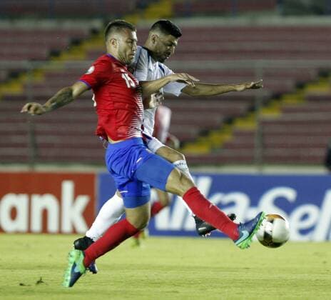 Salvadorean Nelson Bonilla (R) vies for the ball with Costa Rican Francisco Calvo (L) during their Central American Cup game in Panama City, Panama, 13 January 2017. EPA ALEJANDRO BOLIVAR COSTA RICA VS. EL SALVADOR !ACHTUNG: NUR REDAKTIONELLE NUTZUNG!  PAN11 20170114-636199561567940753