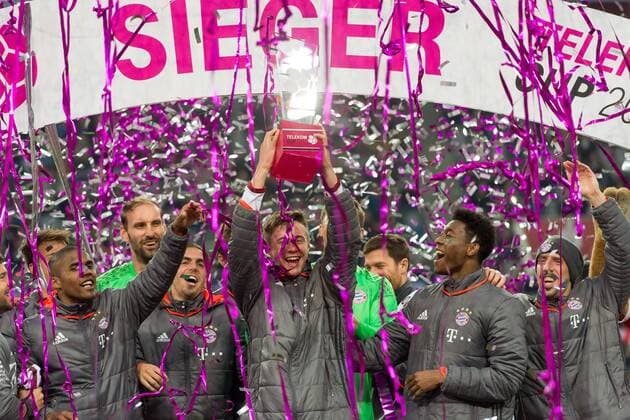 Duesseldorf, Germany, 14.01.2017, Telekom Cup 2017, Telekom Cup 2017 Sieger FC Bayern München, der FC Bayern Muenchen gewinnt den Telekom Cup 2017, Siegerehrung, Philipp Lahm (FCB), Marco Friedl, David Alaba (FCB) und Franck Ribery (FCB) ( DeFodi001