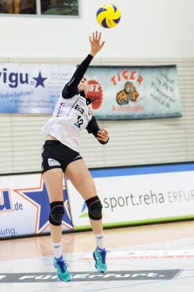 Alison Skayhan (Schwarz-Weiß Erfurt, 12) bei der Angabe, Volleyball, Volleyball-Bundesliga Frauen, Schwarz-Weiß Erfurt - Ladies in Black Aachen, xprx