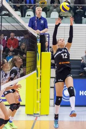 Femke Stoltenborg (Ladies in Black Aachen, 12) beim Zuspiel, Volleyball, Volleyball-Bundesliga Frauen, Schwarz-Weiß Erfurt - Ladies in Black Aachen, xprx