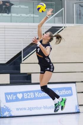 Nika Daalderop (Ladies in Black Aachen, 9) bei der Angabe, Volleyball, Volleyball-Bundesliga Frauen, Schwarz-Weiß Erfurt - Ladies in Black Aachen, xprx