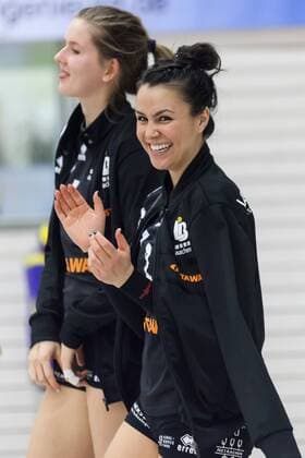 v.li.: Tessa Polder (Ladies in Black Aachen, 5), Lindsay Dowd (Ladies in Black Aachen, 2), Volleyball, Volleyball-Bundesliga Frauen, Schwarz-Weiß Erfurt - Ladies in Black Aachen, xprx