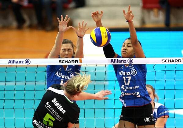 14.01.2017, Deutschland, Stuttgart, Volleyball Bundesliga Damen 14 Spieltag,Saison 2016 2017 Allianz MTV Stuttgart vs. Köpenicker SC Berlin: v.l. Dominice Steffen (KSC), Valerie Nichol (MTV), Nia Grant (MTV)