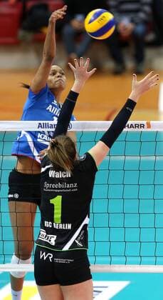 14.01.2017, Deutschland, Stuttgart, Volleyball Bundesliga Damen 14 Spieltag,Saison 2016 2017 Allianz MTV Stuttgart vs. Köpenicker SC Berlin: v.l. Nia Grant (MTV), Nicole Walch (KSC)
