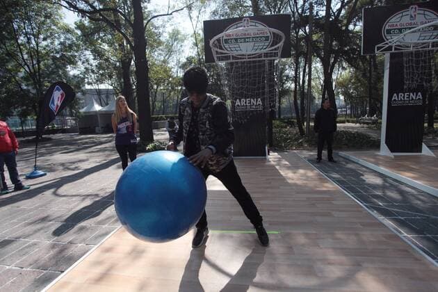 Mexican fans play at the NBA Basketball Herren USA fanzone in dowtown Mexico City, Mexico, on 14 January 2017. Phoenix Suns and San Antonio Spurs will be figthing their match of the NBA this Saturday in Mexico City. EFE Sashenka Gutierrez NBA fanzone in Mexico City en Ciudad de México !ACHTUNG: NUR REDAKTIONELLE NUTZUNG!  MEX13 20170114-636200287606727728