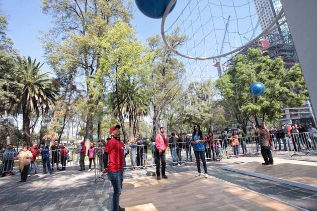 Mexican fans play at the NBA Basketball Herren USA fanzone in dowtown Mexico City, Mexico, on 14 January 2017. Phoenix Suns and San Antonio Spurs will be figthing their match of the NBA this Saturday in Mexico City. EFE Sashenka Gutierrez NBA fanzone in Mexico City en Ciudad de México !ACHTUNG: NUR REDAKTIONELLE NUTZUNG!  MEX14 20170114-636200287621859534