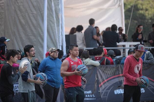 Mexican fans play at the NBA Basketball Herren USA fanzone in dowtown Mexico City, Mexico, on 14 January 2017. Phoenix Suns and San Antonio Spurs will be figthing their match of the NBA this Saturday in Mexico City. EFE Sashenka Gutierrez NBA fanzone in Mexico City en Ciudad de México !ACHTUNG: NUR REDAKTIONELLE NUTZUNG!  MEX11 20170114-636200287636055352