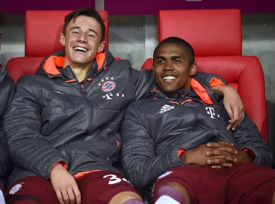 14.01.2017, Fussball GER, Turnier, Telekom Cup 2017, Finale, FC Bayern Muenchen - FSV Mainz 05 2:1, Marco Friedl (Bayern Muenchen), li., scherzt mit Douglas Costa (Bayern Muenchen)