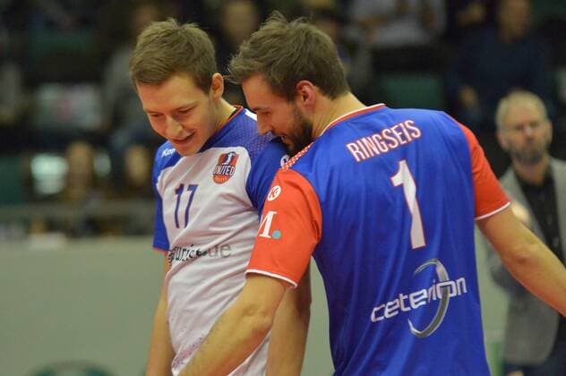 15.01.2017, xtkx, Volleyball 1.Bundesliga Herren, United Volleys - Solingen Volleys, emspor, v.l. Jan Zimmermann (United Volleys) , Florian Ringseis (United Volleys) , Rüsselsheim