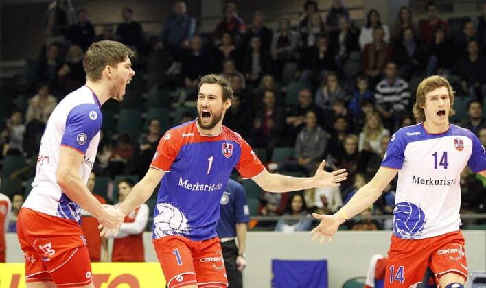 Volleyball Hessen - 1. Bundesliga Männer 15.01.2017 United Volleys Rheinmain (ws) - Solingen Volleys (blau) v.l. Jan Klobucar (RheinMain 8), Florian Ringseis (RheinMain 1), Peter Wolf (RheinMain 14) United Volleys Rheinmain - Solingen Volleys