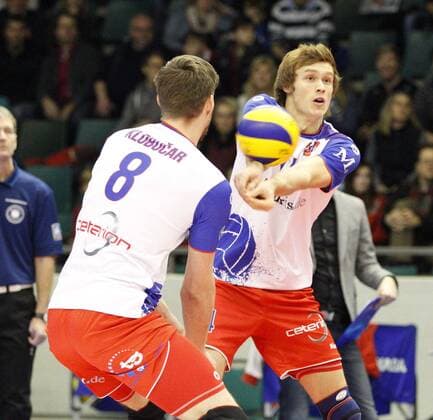 Volleyball Hessen - 1. Bundesliga Männer 15.01.2017 United Volleys Rheinmain (ws) - Solingen Volleys (blau) v.l. Jan Klobucar (RheinMain 8), Peter Wolf (RheinMain 14) United Volleys Rheinmain - Solingen Volleys