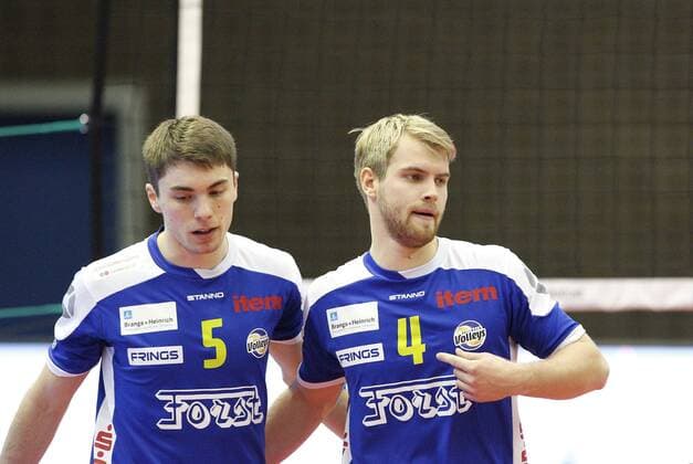 Volleyball Hessen - 1. Bundesliga Männer 15.01.2017 United Volleys Rheinmain (ws) - Solingen Volleys (blau) v.l. Maximilian Ströbl (Solingen 5), Maximilian Horn (Solingen 4) United Volleys Rheinmain - Solingen Volleys