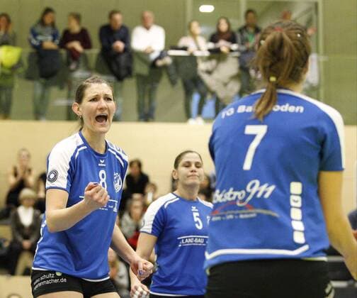 Volleyball Hessen - 2. Bundesliga - Süd Frauen 15.01.2017 TG Bad Soden (blau) - VV Grimma (schwarz) v.l. Julia Osterloh (Bad Soden), Katharina Hinrichsen (Bad Soden) TG Bad Soden - VV Grimma