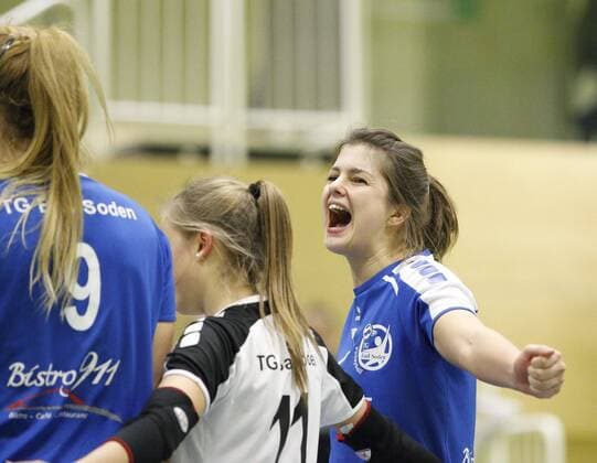 Volleyball Hessen - 2. Bundesliga - Süd Frauen 15.01.2017 TG Bad Soden (blau) - VV Grimma (schwarz) v.l. Ewelina Menducka (Bad Soden), Leonie Meusel (Bad Soden), Katharina Hinrichsen (Bad Soden) TG Bad Soden - VV Grimma