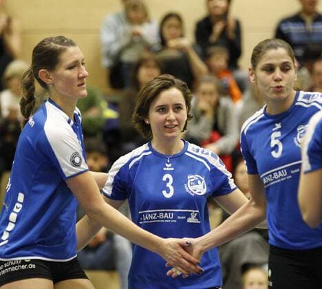 Volleyball Hessen - 2. Bundesliga - Süd Frauen 15.01.2017 TG Bad Soden (blau) - VV Grimma (schwarz) v.l. Julia Osterloh (Bad Soden), Pauline Schultz (Bad Soden), Marlen Muschter (Bad Soden) TG Bad Soden - VV Grimma