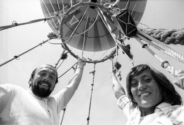 Ausflug mit einem Heißluftballon 1973, Klaus Wolfermann und Rosi Mittermaier (beide BR Deutschland)
