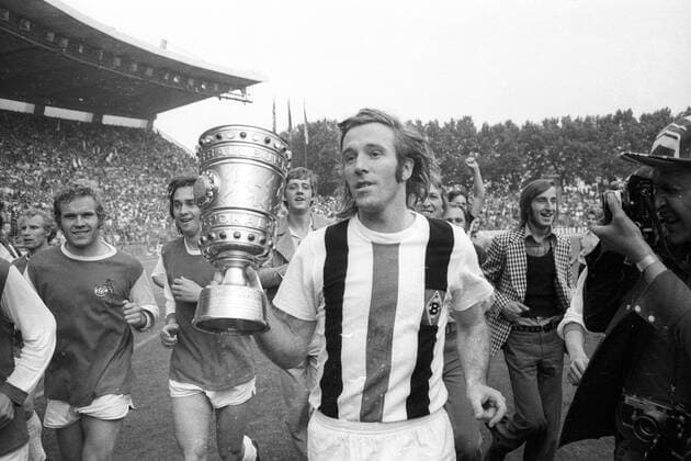 DFB Pokal Finale 1972 1973 in Düsseldorf, Pokalsieger Borussia Mönchengladbach, v.li.: Berti Vogts, Klaus Dieter Sieloff, Uli Stielike, Günter Netzer mit Pokal