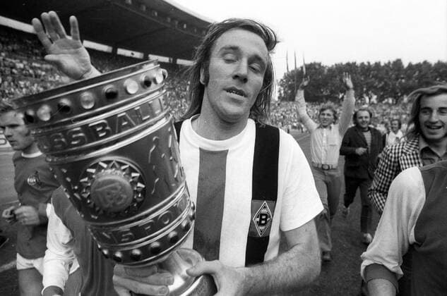 DFB Pokal Finale 1972 1973 in Düsseldorf, Pokalsieger Borussia Mönchengladbach, Günter Netzer präsentiert den Pokal