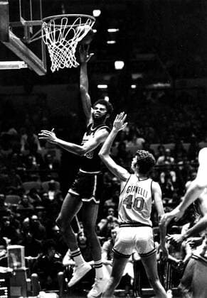 Oct. 12, 2006 - KAREEM ABDUL-JABBAR, MILWAUKEE BUCKS, SHOOTING OVER JOHN GIANELLI, NY KNICKS.3 30 1975.Â©JIM ANDERSON FILE - ZUMAg49_ 76331251st
