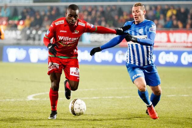 Oostende s Landry Nany Dimata and Genk s Sebastien Dewaest fight for the ball during a game between KV Oostende and KRC Genk, first leg match of the Croky Cup 1 2 final, in Oostende, Tuesday 17 January 2017. KURTxDESPLENTER  x05026490x