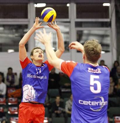 Volleyball Hessen - CEV Cup Männer 18.01.2017 United Volleys Rheinmain (blau) - OK Mladost BRCKO (ws) v.l. Jan Zimmermann (RheinMain 17), Lukas Bauer (RheinMain 5) United Volleys Rheinmain - OK Mladost BRCKO