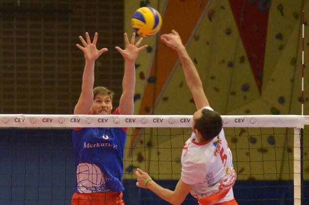 18.01.2017, xtkx, Volleyball CEV Cup, United Volleys - OK Mladost Brcko, emspor, v.l. Adrian Aciobanitei (United Volleys) Jovan Cendic (Brcko) , Rüsselsheim