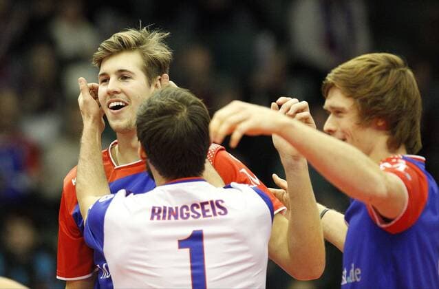 Volleyball Hessen - CEV Cup Männer 18.01.2017 United Volleys Rheinmain (blau) - OK Mladost BRCKO (ws) v.l. Mitchell Peter Tulley (RheinMain 3) bekommt die Ohren langgezogen von Florian Ringseis (RheinMain 1), Peter Wolf (RheinMain 14) United Volleys Rheinmain - OK Mladost BRCKO