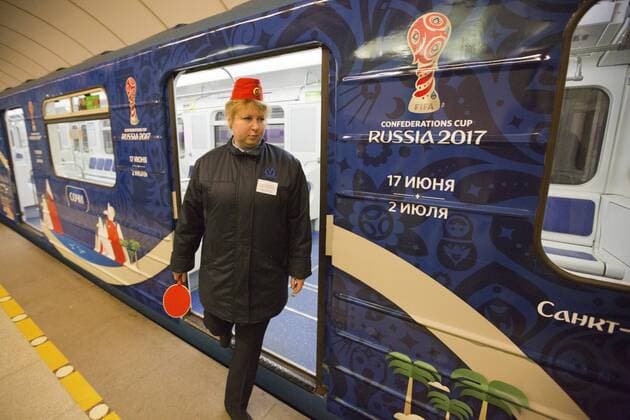 Bilder des Tages - SPORT January 19, 2017. - Russia, Saint Petersburg. - St.Petersburg launches metro train dedicated to FIFA 2017 Confederations Cup. In picture: a new train dedicated to FIFA 2017 Confederations Cup is seen here at Kretovsky Ostrov station of the St. Petersburg metro. PhotoagencyxInterpress 
