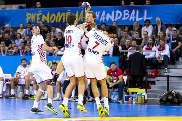 Paul Drux (Nr. 95, Deutschland) gegen Jakov Gojun (Nr. 10, Kroatien) und Luka Stepancic (Nr. 7, Kroatien). Deutschland vs. Kroatien, Preliminary Round, 25th IHF Mens World Championship WM Weltmeisterschaft Handball, 20.01.17 Rouen Seine-Maritime France Kindarena Copyright: xAgentur54Gradx xFelixxKoenigx