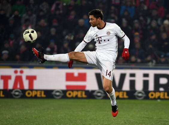 Bilder des Tages - SPORT 20.01.2017, xjhx, Fussball 1.Bundesliga, SC Freiburg - FC Bayern Muenchen, emspor, v.l. Xabi Alonso (FC Bayern Muenchen) Freiburg