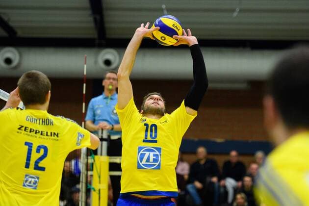 21.01.2017, Friedrich-Albert-Lange Sporthalle, Solingen Volleyball, Bundesliga Männer Maenner, Normalrunde, Solingen Volleys vs. VfB Friedrichshafen Zuspiel Simon Tischer ( 10 Friedrichshafen)