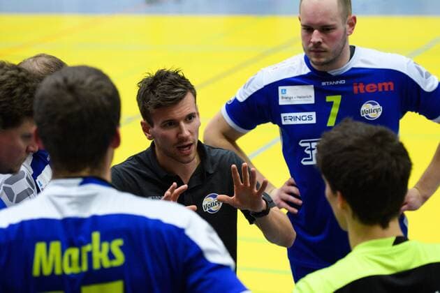 21.01.2017, Friedrich-Albert-Lange Sporthalle, Solingen Volleyball, Bundesliga Männer Maenner, Normalrunde, Solingen Volleys vs. VfB Friedrichshafen Auszeit Timeout Solingen - Justin Wolff (Trainer Coach Solingen)
