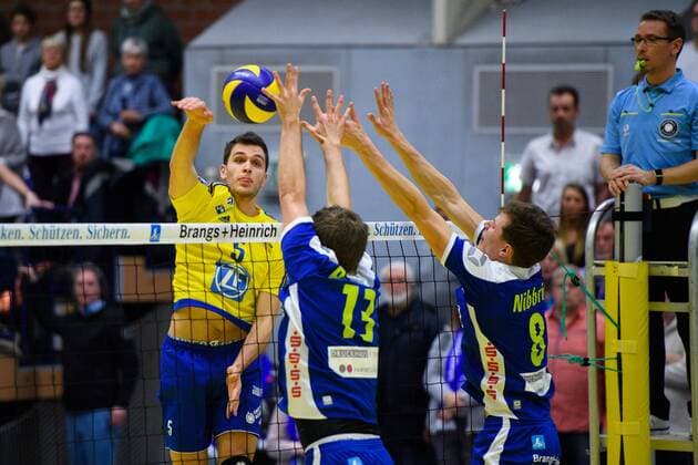 21.01.2017, Friedrich-Albert-Lange Sporthalle, Solingen Volleyball, Bundesliga Männer Maenner, Normalrunde, Solingen Volleys vs. VfB Friedrichshafen Angriff David Sossenheimer ( 5 Friedrichshafen) - Block Doppelblock Dirk Pietzonka ( 13 Solingen), Benny Nibbrig ( 8 Solingen)