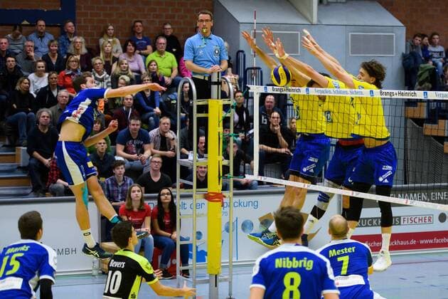 Bilder des Tages - SPORT 21.01.2017, Friedrich-Albert-Lange Sporthalle, Solingen Volleyball, Bundesliga Männer Maenner, Normalrunde, Solingen Volleys vs. VfB Friedrichshafen Angriff Benny Nibbrig ( 8 Solingen) - Block Dreierblock Daniel Malescha ( 11 Friedrichshafen), Georg Klein ( 8 Friedrichshafen), Tomas Rousseaux ( 14 Friedrichshafen)