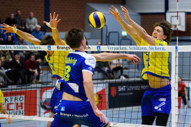 21.01.2017, Friedrich-Albert-Lange Sporthalle, Solingen Volleyball, Bundesliga Männer Maenner, Normalrunde, Solingen Volleys vs. VfB Friedrichshafen Angriff Benny Nibbrig ( 8 Solingen) - Block Doppelblock Georg Klein ( 8 Friedrichshafen), Tomas Rousseaux ( 14 Friedrichshafen)