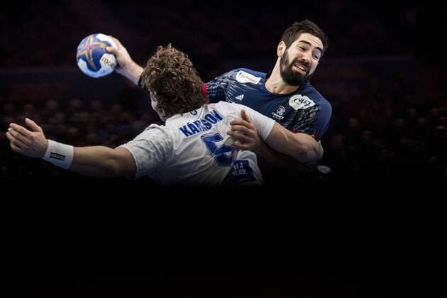 Bilder des Tages - SPORT Handball WM, Frankreich - Island 170121 Frankreichs Nikola Karabatic mit Islands Runar Karason - Handball WM, Nationalteam FRA vs ISL, in Lille.  Copyright: PETTERxARVIDSON BB170121PA070
