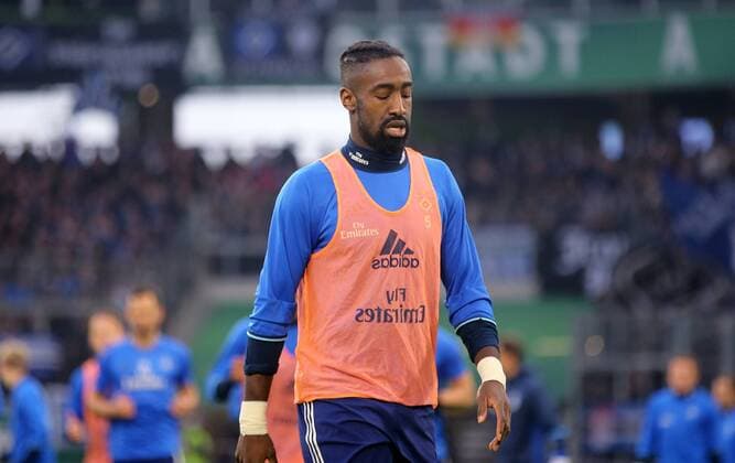 Johan Djourou (HSV) hat sich beim Aufwärmen am Knie verletzt und kann nicht spielen