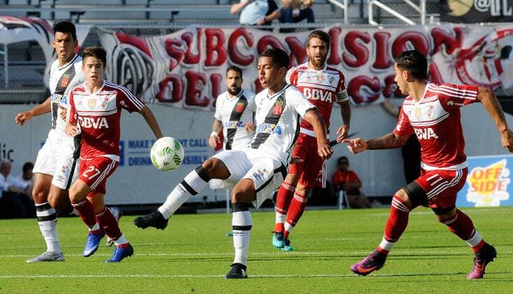 Vasco Da Gama s Evander Da Silva Ferreirae (C) fights for the ball with River Plate s Matias Moya during their Florida Cup match at the Brighthouse Stadium in Orlando, Florida, United States, 21 January 2017. VASCO DA GAMA VS RIVER PLATE !ACHTUNG: NUR REDAKTIONELLE NUTZUNG!  ORL001 20170121-636206384102386713
