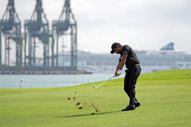 (170122) -- SINGAPORE, Jan. 22, 2017 -- Juvic Pagunsan of the Philippines tees off during the SMBC Singapore Open held at Singapore s Sentosa Golf Club, Jan. 22, 2017. ) (SP)SINGAPORE-GOLF-SMBC SINGAPORE OPEN ThenxChihxWey 