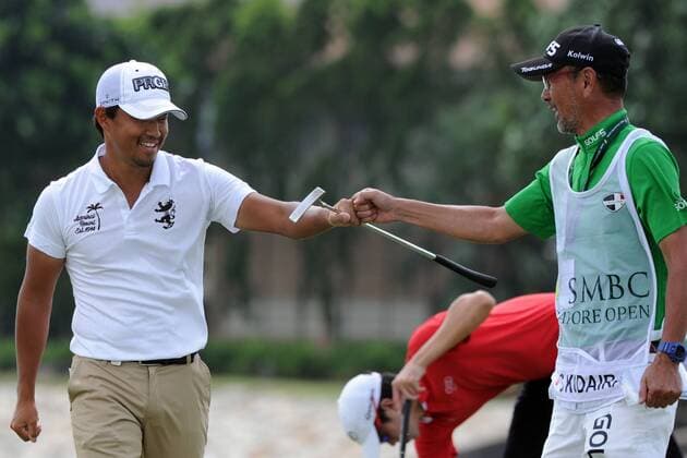 (170122) -- SINGAPORE, Jan. 22, 2017 -- Satoshi Kodaira (L) of Japan bumps fists with his caddie during the SMBC Singapore Open held at Singapore s Sentosa Golf Club, Jan. 22, 2017. ) (SP)SINGAPORE-GOLF-SMBC SINGAPORE OPEN ThenxChihxWey 