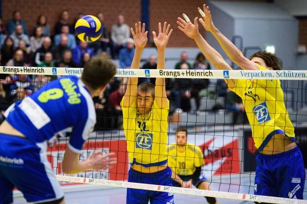 21.01.2017, Friedrich-Albert-Lange Sporthalle, Solingen Volleyball, Bundesliga Männer Maenner, Normalrunde, Solingen Volleys vs. VfB Friedrichshafen Angriff Benny Nibbrig ( 8 Solingen) - Block Doppelblock Jakob Günthör Günthoer ( 12 Friedrichshafen), Tomas Rousseaux ( 14 Friedrichshafen)